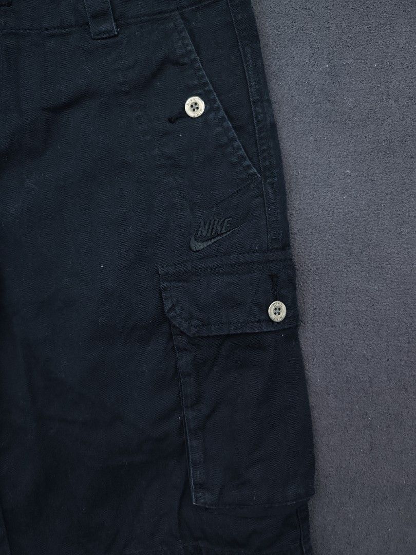 Nike Cargo Shorts (Category: Shorts) located in Bulacan. Submitted by emilj23 (Listing ID 1468524579, Image 2). Description: Nike Cargo Shorts Size M on tag L 18 W 30 Leg Hole 9 Condition 9/10 Color rate 9/10 No Issue.