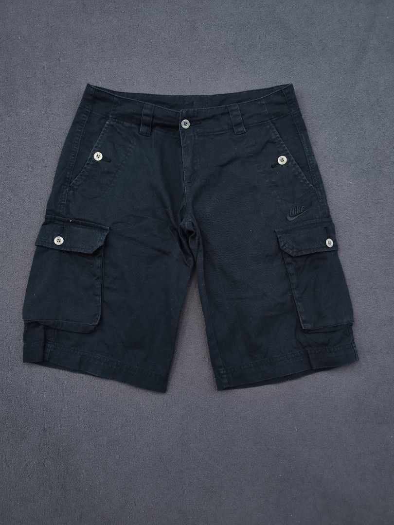 Nike Cargo Shorts (Category: Shorts) located in Bulacan. Submitted by emilj23 (Listing ID 1468524579, Image 1). Description: Nike Cargo Shorts Size M on tag L 18 W 30 Leg Hole 9 Condition 9/10 Color rate 9/10 No Issue.