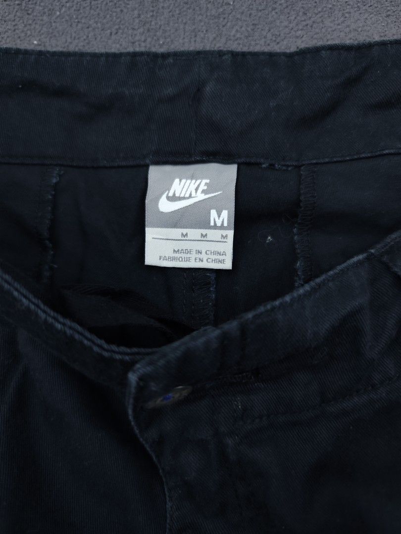 Nike Cargo Shorts (Category: Shorts) located in Bulacan. Submitted by emilj23 (Listing ID 1468524579, Image 3). Description: Nike Cargo Shorts Size M on tag L 18 W 30 Leg Hole 9 Condition 9/10 Color rate 9/10 No Issue.