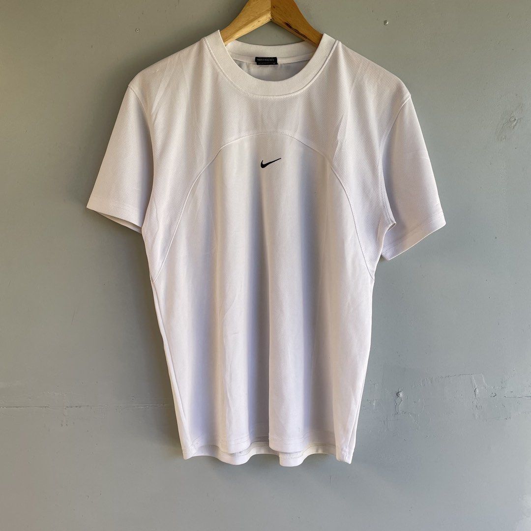 Nike Central Swoosh (Category: Activewear) located in Baguio. Submitted by 2ndstory.vntg (Listing ID 1468558723, Image 1). Description: NIKE CENTRAL SWOOSH🔥 Small (21x25) Excellent Condition 🔖₽450.00 📍Baguio City.