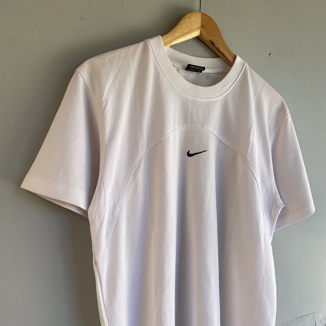 Nike Central Swoosh (Category: Activewear) located in Baguio. Submitted by 2ndstory.vntg (Listing ID 1468558723, Image 2). Description: NIKE CENTRAL SWOOSH🔥 Small (21x25) Excellent Condition 🔖₽450.00 📍Baguio City.
