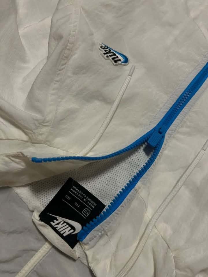Nike Chevron Crinkle Windbreaker (Category: Coats, Jackets and Outerwear) located in Manila. Submitted by thriftedbykab (Listing ID 1468551654, Image 2). Description: -Nike Chevron Crinkle Windbreaker -Complete tags -Size: (XXL) -Width: 26 | Length: 28 -Condition: As new -Color Rate: 9.8/10 -Issue: none - P 1200 .