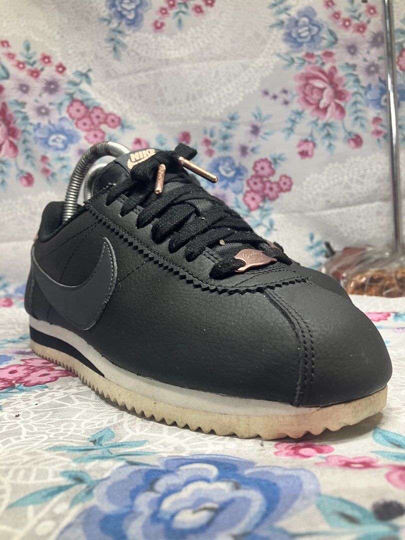 NIKE CORTEZ BLACK SHOE SNEAKERS (Category: Sneakers) located in General Mariano Alvarez. Submitted by adonid (Listing ID 1468509886, Image 2). Description: NIKE CORTEZ BLACK SHOE SNEAKERS GOOD CONDITION NORMAL SIGN OF USAGE SIZE 6.5 WOMEN .