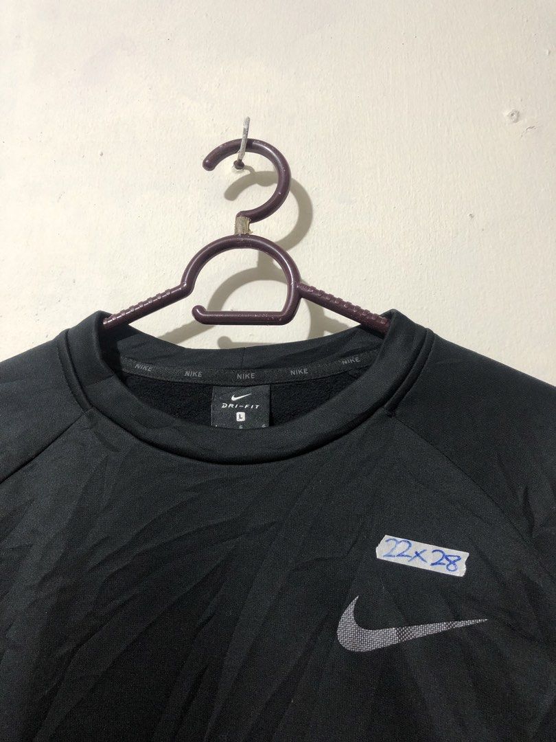 Nike Crewneck (Category: Coats, Jackets and Outerwear) located in Manila. Submitted by raremountain00 (Listing ID 1468687773, Image 3). Description: Authentic Excellent condition No issue.