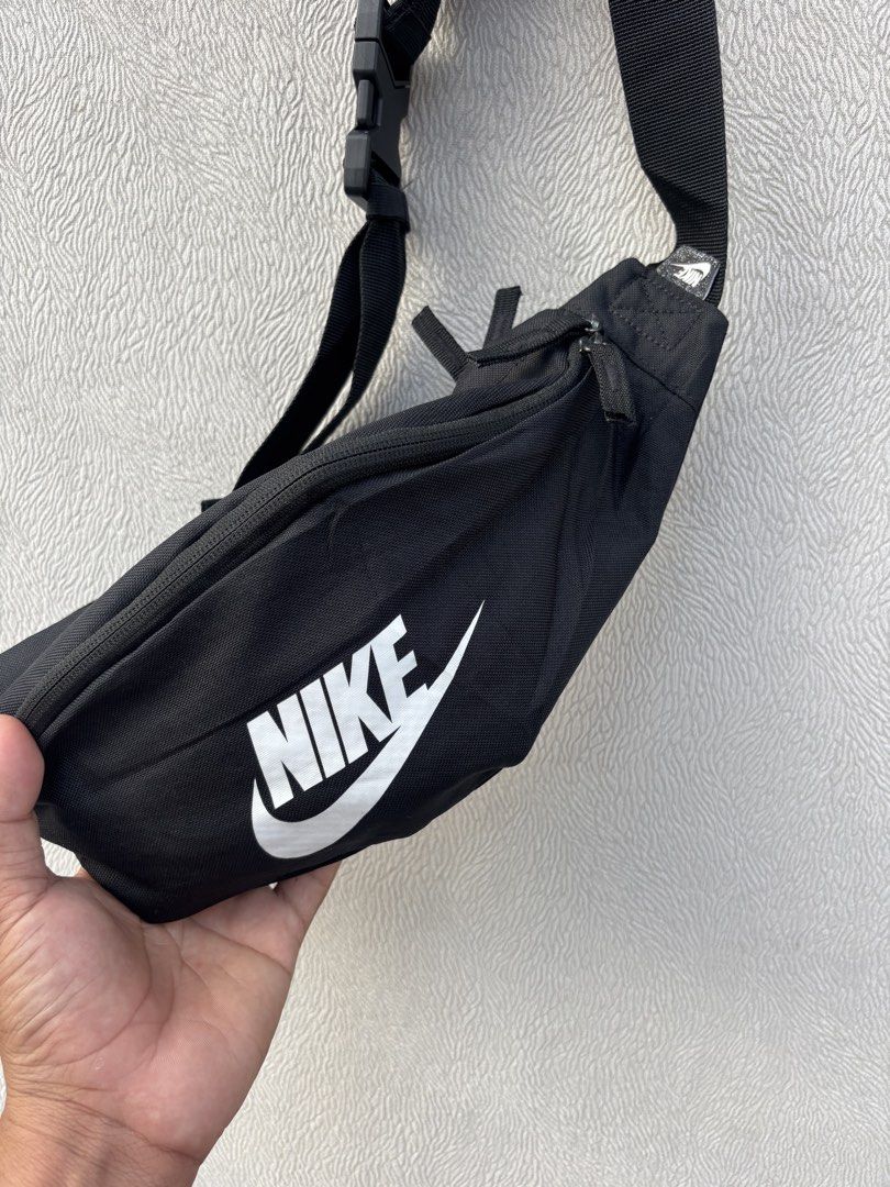 Nike Crossbody/Belt Bag (Category: Sling Bags) located in Baybay. Submitted by thrift.ed2023 (Listing ID 1468586589, Image 2). Description: Nike Crossbody/Belt Nag No Issue Good as New .