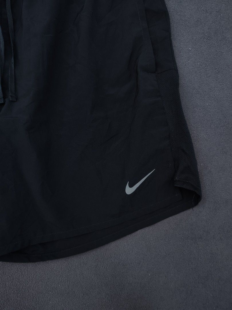 Nike Drifit Running Shorts (Category: Shorts) located in Bulacan. Submitted by emilj23 (Listing ID 1468523773, Image 2). Description: Nike Drifit Running Shorts Size XXL on tag L 17 W 36-42 Leg Hole 12 Condition 9.5/10 Color rate 9.5/10 No Issue.