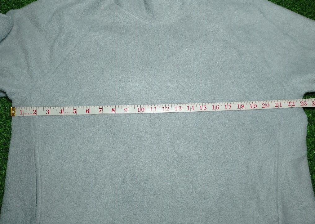 Nike Gray Fleece High Neck Sweatshirt (Category: Coats, Jackets and Outerwear) located in Manila. Submitted by patrickjos06722 (Listing ID 1468673220, Image 3). Description: - Brand: Nike - Color: Gray - Material: Warm fleece - Neckline: High cowl neck with adjustable drawstrings - Features: Two front pockets, raglan sleeves with ribbed panels, subtle embroidered Swoosh on left cuff - Measurements (laid flat): Chest width ~23", Length ~24.5", Sle