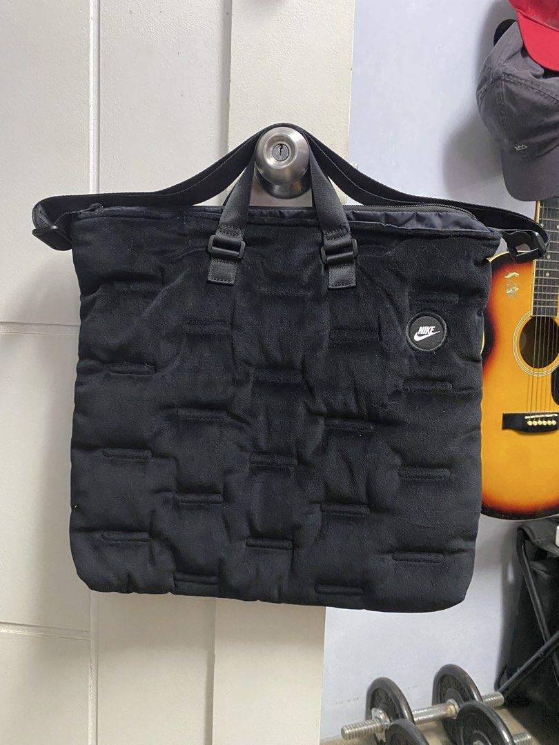 Nike Heritage Winter Velour Tote Bag (Category: Sling Bags) located in Caloocan City. Submitted by renzoruisu (Listing ID 1468641073, Image 1). Description: - Authentic Nike Heritage Winter Velour Tote Bag Black (15L) - Just needs cleaning, no damages .