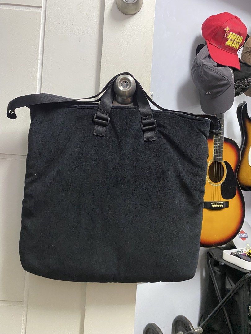 Nike Heritage Winter Velour Tote Bag (Category: Sling Bags) located in Caloocan City. Submitted by renzoruisu (Listing ID 1468641073, Image 2). Description: - Authentic Nike Heritage Winter Velour Tote Bag Black (15L) - Just needs cleaning, no damages .