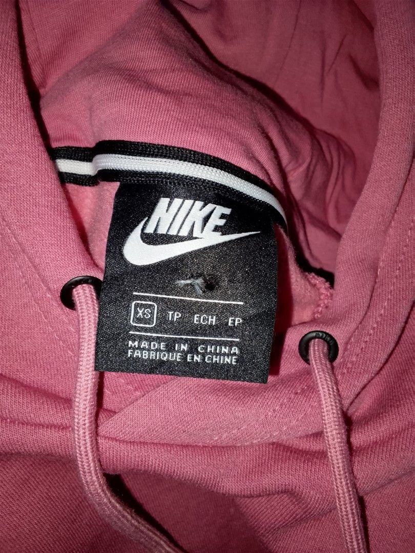 Nike Hoodie (Category: Hoodies) located in Dasmarinas. Submitted by alexander24 (Listing ID 1468699485, Image 2). Description: Nike Hoodie Size: XS - Small men's Dimes: W18 x L23 Condition: Excellent Color rate: 9.5/10 Issue: Need wash.