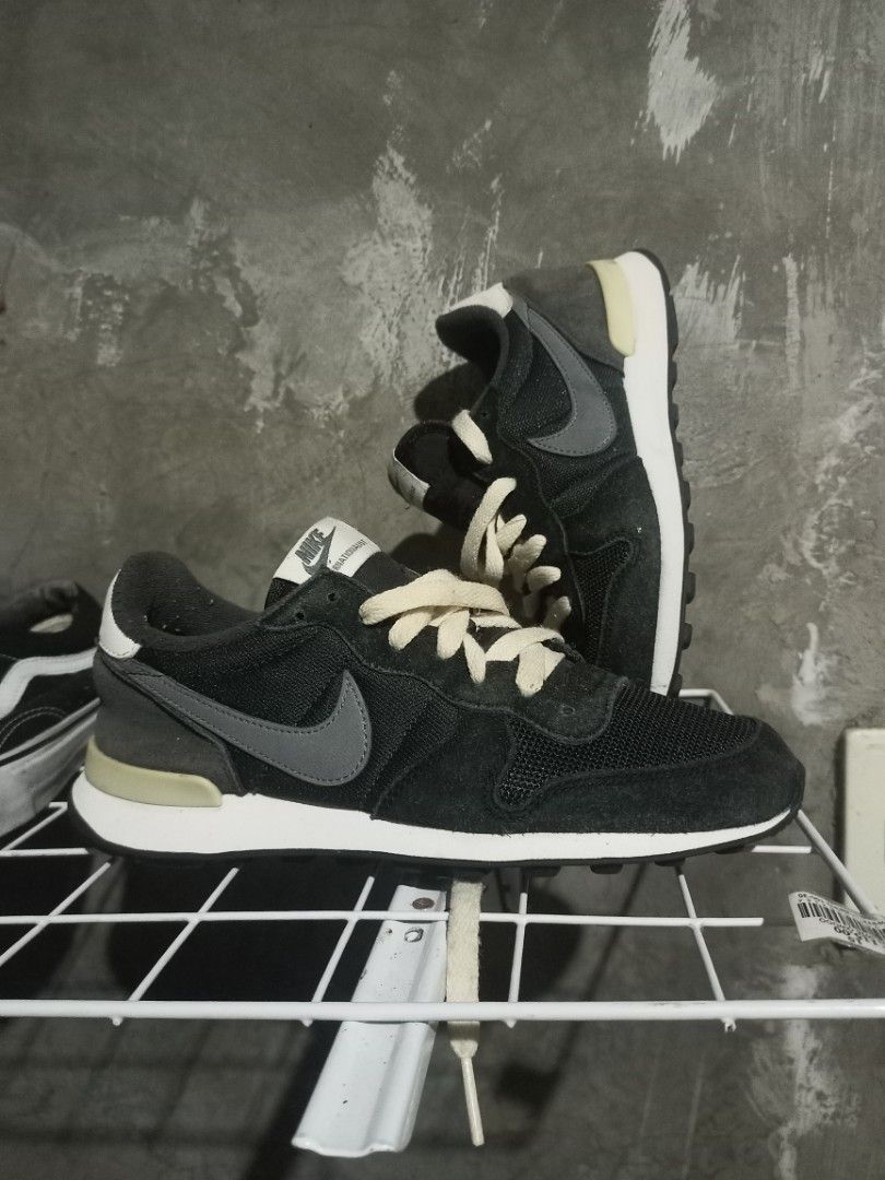 Nike Internationalist (Category: Sneakers) located in Mabalacat. Submitted by hasashoe (Listing ID 1468603231, Image 1). Description: SIZE ON PIC EXCELLENT CONDITION GOOD WORKING PERFORMANCE WEAR AND GO.