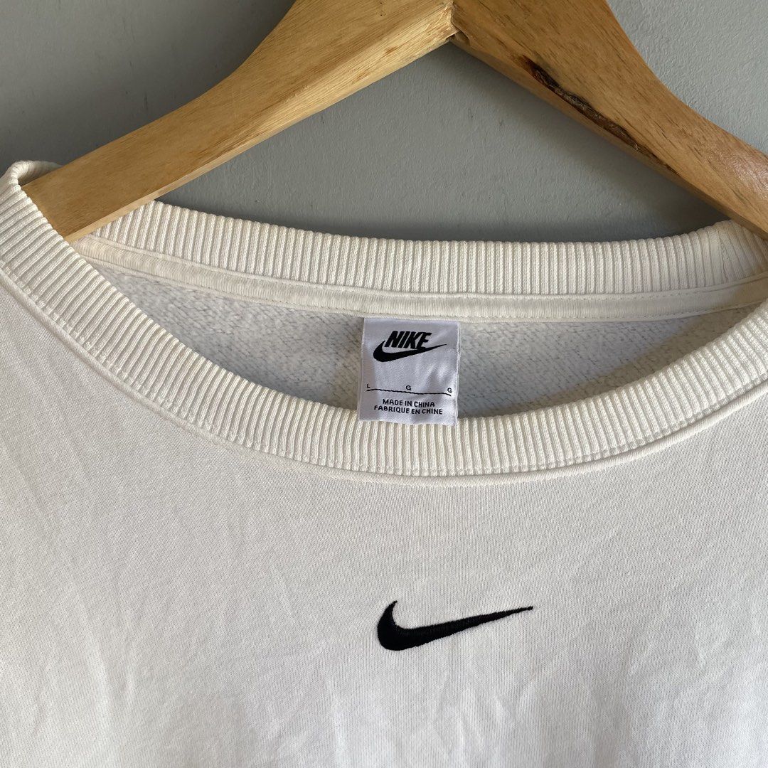 Nike Midswoosh (Category: Coats, Jackets and Outerwear) located in Baguio. Submitted by 2ndstory.vntg (Listing ID 1468561940, Image 3). Description: NIKE MIDSWOOSH🔥 Large (25x27.5) Excellent Condition 🔖₽450.00 📍Baguio City.