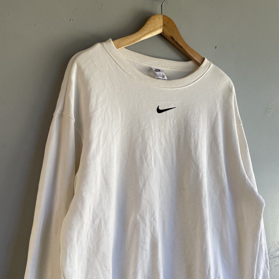Nike Midswoosh (Category: Coats, Jackets and Outerwear) located in Baguio. Submitted by 2ndstory.vntg (Listing ID 1468561940, Image 2). Description: NIKE MIDSWOOSH🔥 Large (25x27.5) Excellent Condition 🔖₽450.00 📍Baguio City.