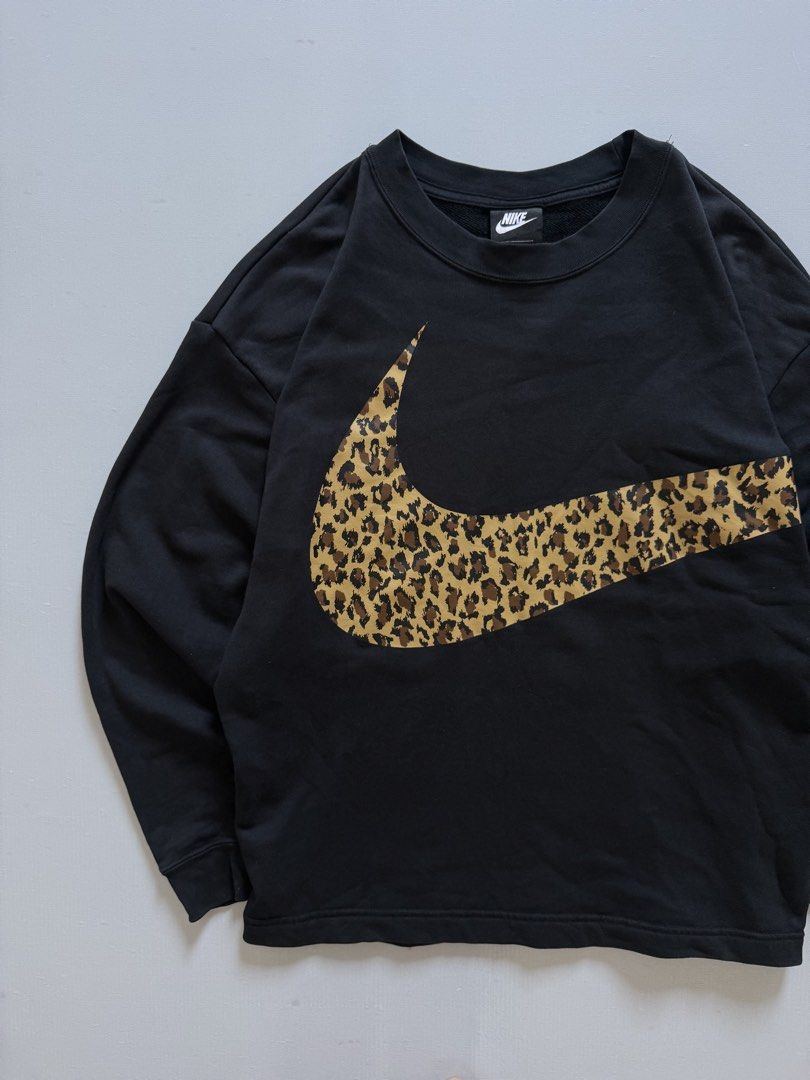 NIKE NSW LEOPARD BIG SWOOSH (Category: Coats, Jackets and Outerwear) located in Cavite. Submitted by chooseyouroutfit (Listing ID 1468508587, Image 2). Description: NIKE NSW LEOPARD BIG SWOOSH Big swoosh hanggang sa likod Length - 24 Width - 23 No issue Check detailed pictures .