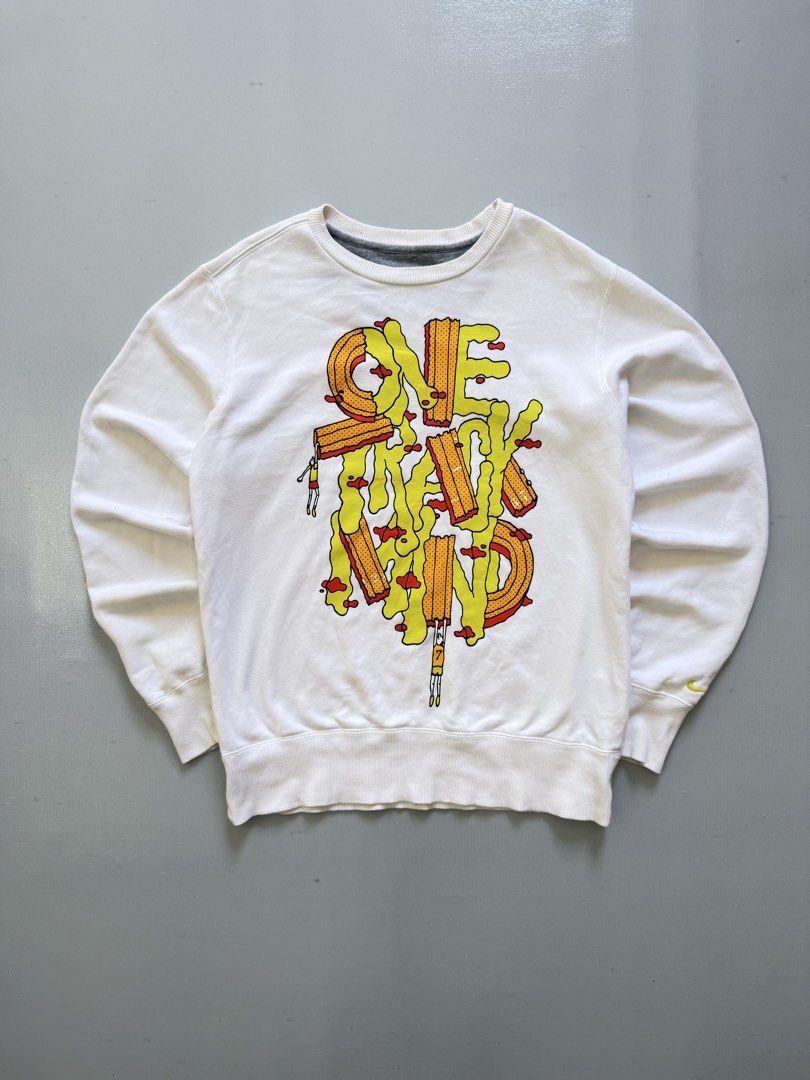 Nike ONE TRACK MIND crewneck (Category: Coats, Jackets and Outerwear) located in Cavite. Submitted by chooseyouroutfit (Listing ID 1468507895, Image 1). Description: NIKE ONE TRACK MIND CREWNECK Ganda ng tela Puting puti Length - 26 Width - 22 Issue: Slight stain only Check detailed pictures .