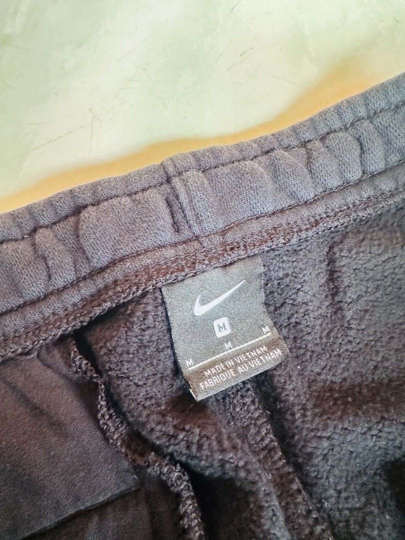 Nike Phoenix TOC Sweatpants Size M (Category: Joggers) located in Santiago. Submitted by reyibanez253969 (Listing ID 1468640509, Image 2). Description: - Brand: Nike Phoenix (Tournament of Champions edition) - Color: Dark grey - Size: Medium - 30-36x41 - Condition: Brand new / Excellent (adjust as needed) - Features: Elastic waistband with adjustable drawstrings, convenient back pocket, and a subtle colorful TOC graphic on the left hip - Origin: 