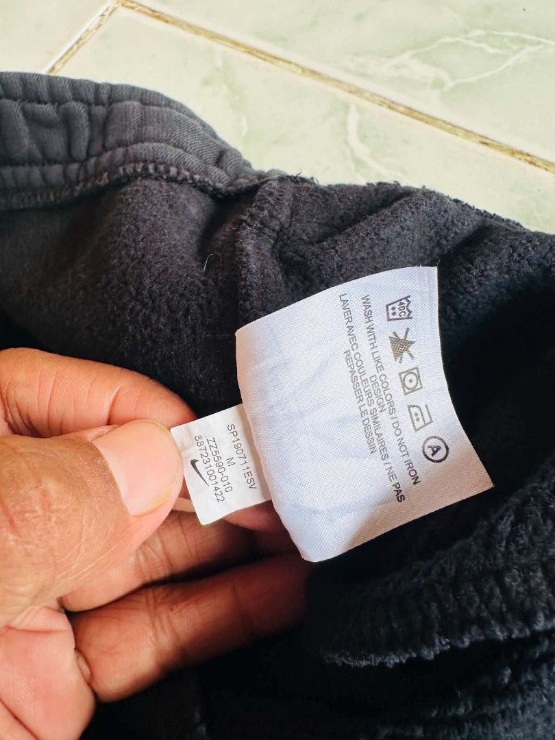 Nike Phoenix TOC Sweatpants Size M (Category: Joggers) located in Santiago. Submitted by reyibanez253969 (Listing ID 1468640509, Image 3). Description: - Brand: Nike Phoenix (Tournament of Champions edition) - Color: Dark grey - Size: Medium - 30-36x41 - Condition: Brand new / Excellent (adjust as needed) - Features: Elastic waistband with adjustable drawstrings, convenient back pocket, and a subtle colorful TOC graphic on the left hip - Origin: 
