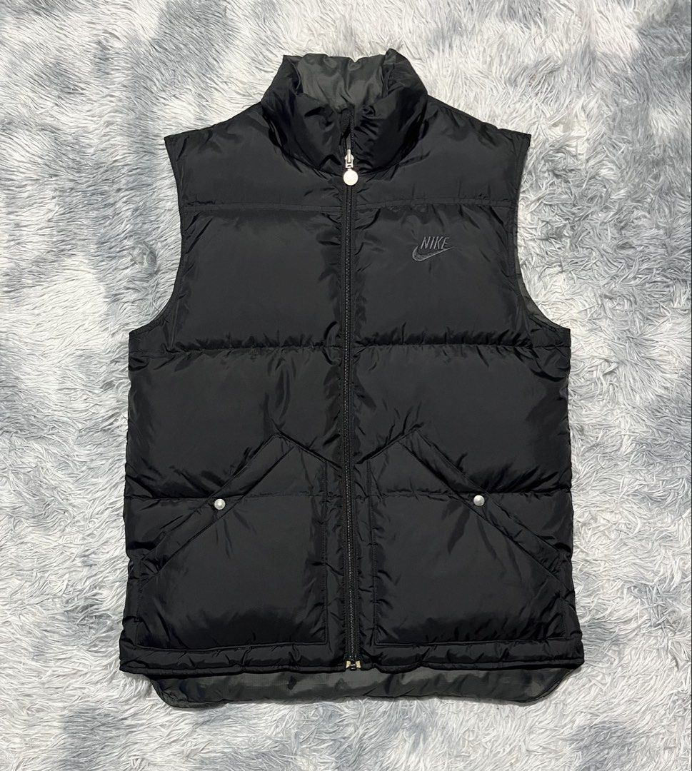 Nike Reversible Puffer Vest Jacket (Category: Coats, Jackets and Outerwear) located in Sasmuan (Sexmoan). Submitted by winterclothes.ph (Listing ID 1468525777, Image 1). Description: Nike Reversible Puffer Vest Jacket L on tag Width 21 Length 26 b28 Excellent Condition.