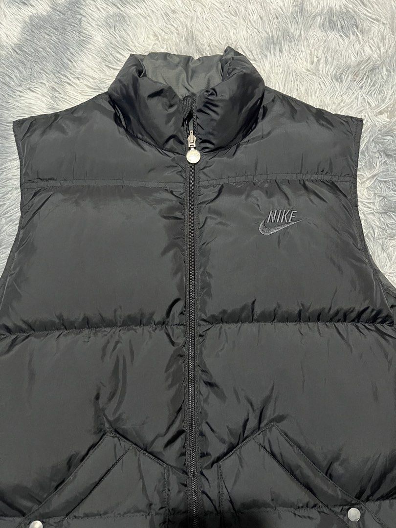 Nike Reversible Puffer Vest Jacket (Category: Coats, Jackets and Outerwear) located in Sasmuan (Sexmoan). Submitted by winterclothes.ph (Listing ID 1468525777, Image 2). Description: Nike Reversible Puffer Vest Jacket L on tag Width 21 Length 26 b28 Excellent Condition.