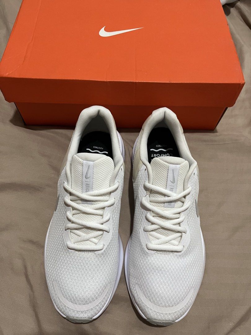 NIKE REVOLUTION 7 (Category: Sneakers) located in Munoz. Submitted by jaicc (Listing ID 1468548890, Image 1). Description: Nike Revo 7 sz 7 mens sz 8.5 wmns .