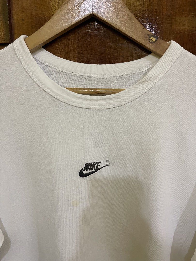 Nike Shirt (Category: Tshirts & Polo Shirts ) located in Marikina City. Submitted by greatfindsmnlph (Listing ID 1468510413, Image 3). Description: Ni ke Shirt Price: 50 Size: Large Width: 22 Length: 39 Color: Whitw Color Rate: 10/10 Condition: 9.5/10 may kunting punit/ dumi need wash Very nice in actual.