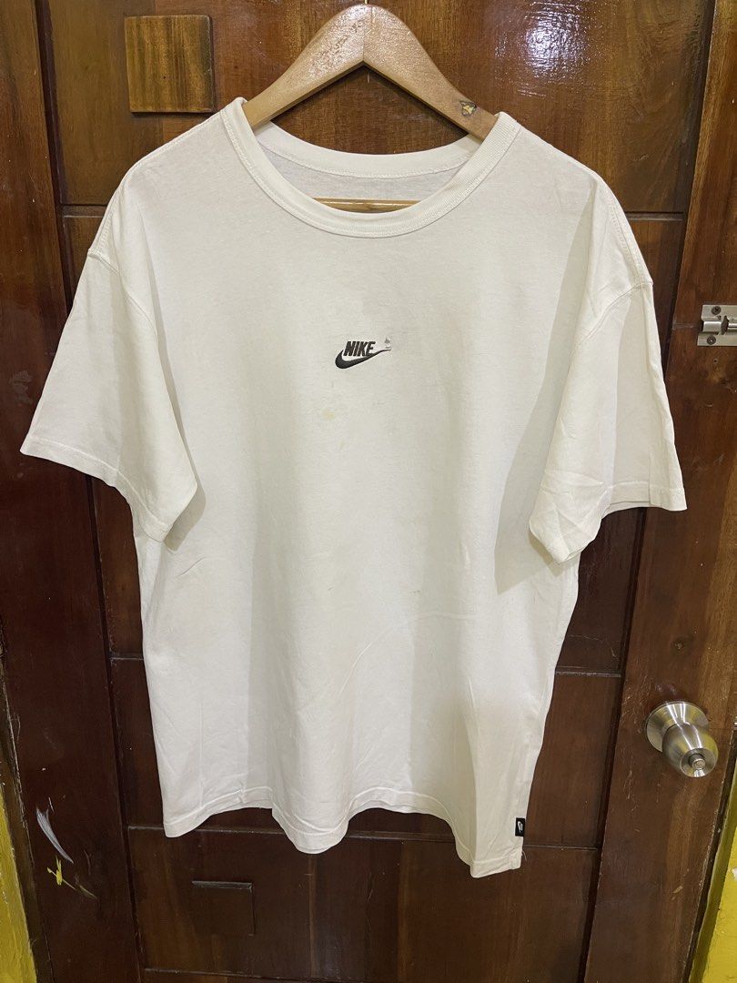 Nike Shirt (Category: Tshirts & Polo Shirts ) located in Marikina City. Submitted by greatfindsmnlph (Listing ID 1468510413, Image 1). Description: Ni ke Shirt Price: 50 Size: Large Width: 22 Length: 39 Color: Whitw Color Rate: 10/10 Condition: 9.5/10 may kunting punit/ dumi need wash Very nice in actual.
