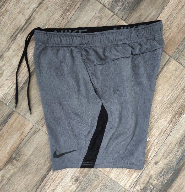 Nike Short ( Original ) (Category: Activewear) located in Manila. Submitted by true_dailylifestyle (Listing ID 1468546138, Image 2). Description: Perfect for daily use Nike running short Original size Large on Tags Like new condition 10/10 CRv DM .