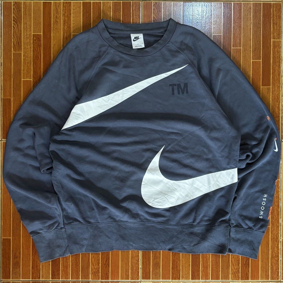Nike sweatshirt big swoosh (Category: Coats, Jackets and Outerwear) located in Cavite. Submitted by prelovedbyreluv (Listing ID 1468657826, Image 1). Description: 22x28 no issue 9/10 color rate and condi.