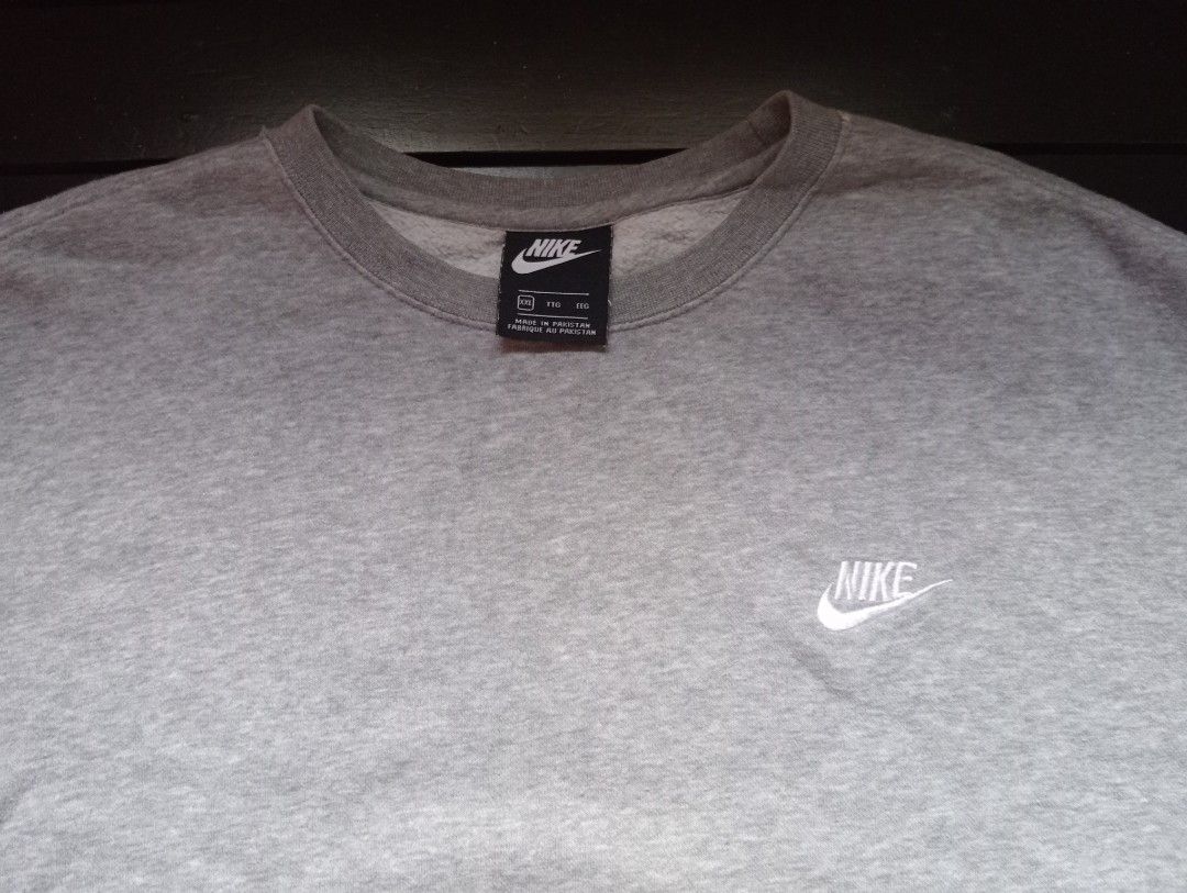 Nike sweatshirt XXL (Category: Coats, Jackets and Outerwear) located in Quezon City. Submitted by wet_boots (Listing ID 1468545934, Image 2). Description: Nike sweatshirt Size XXL (28x31) Good condition ₱650+sf.