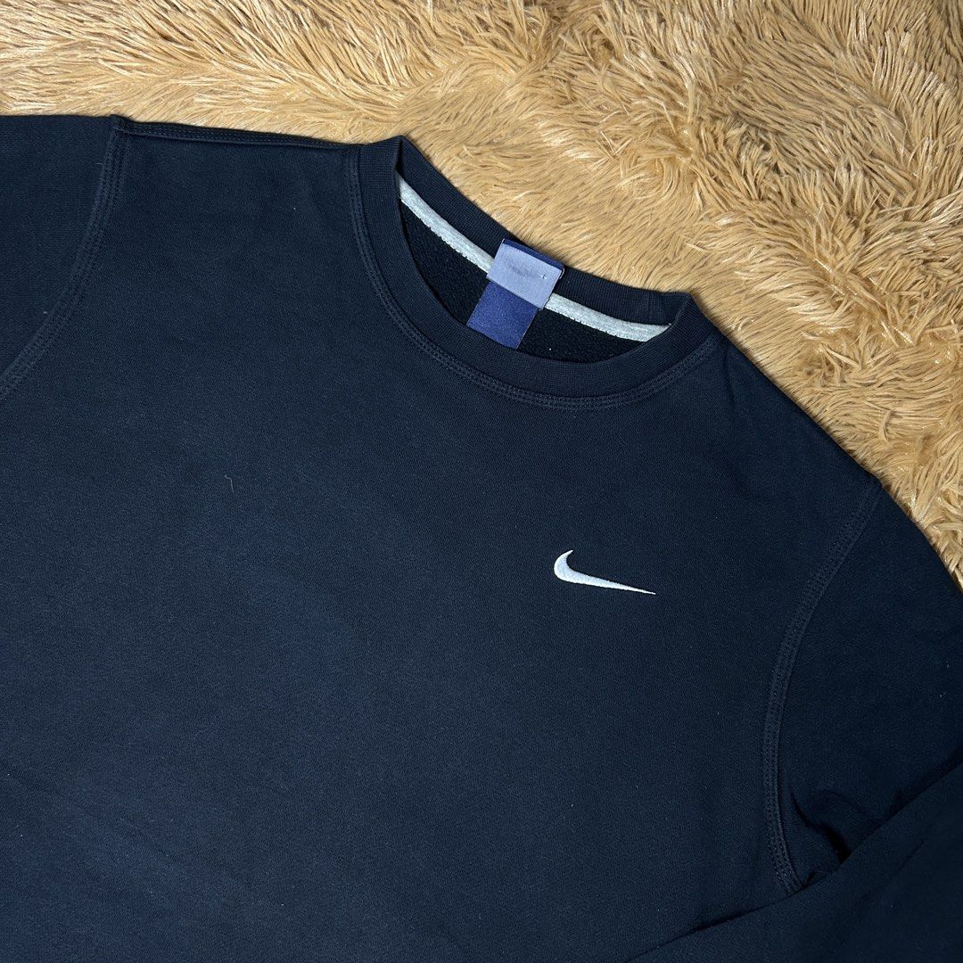 Nike Swoosh Sweatshirt (Category: Coats, Jackets and Outerwear) located in Manila. Submitted by albrtthriftpicks (Listing ID 1468699461, Image 2). Description: 📍Nike Swoosh Sweatshirt 22x24.5 fit to Small to Medium 9/10 condition need wash 850+sf.
