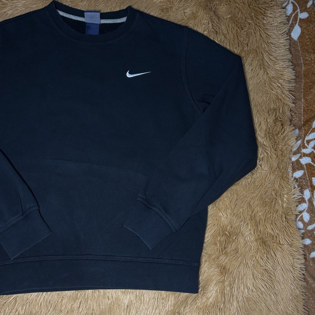 Nike Swoosh Sweatshirt (Category: Coats, Jackets and Outerwear) located in Manila. Submitted by albrtthriftpicks (Listing ID 1468699461, Image 3). Description: 📍Nike Swoosh Sweatshirt 22x24.5 fit to Small to Medium 9/10 condition need wash 850+sf.