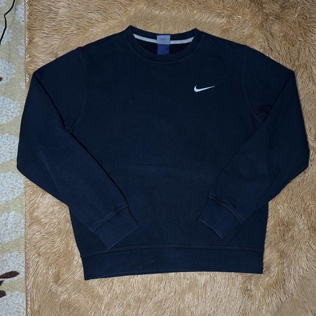 Nike Swoosh Sweatshirt (Category: Coats, Jackets and Outerwear) located in Manila. Submitted by albrtthriftpicks (Listing ID 1468699461, Image 1). Description: 📍Nike Swoosh Sweatshirt 22x24.5 fit to Small to Medium 9/10 condition need wash 850+sf.