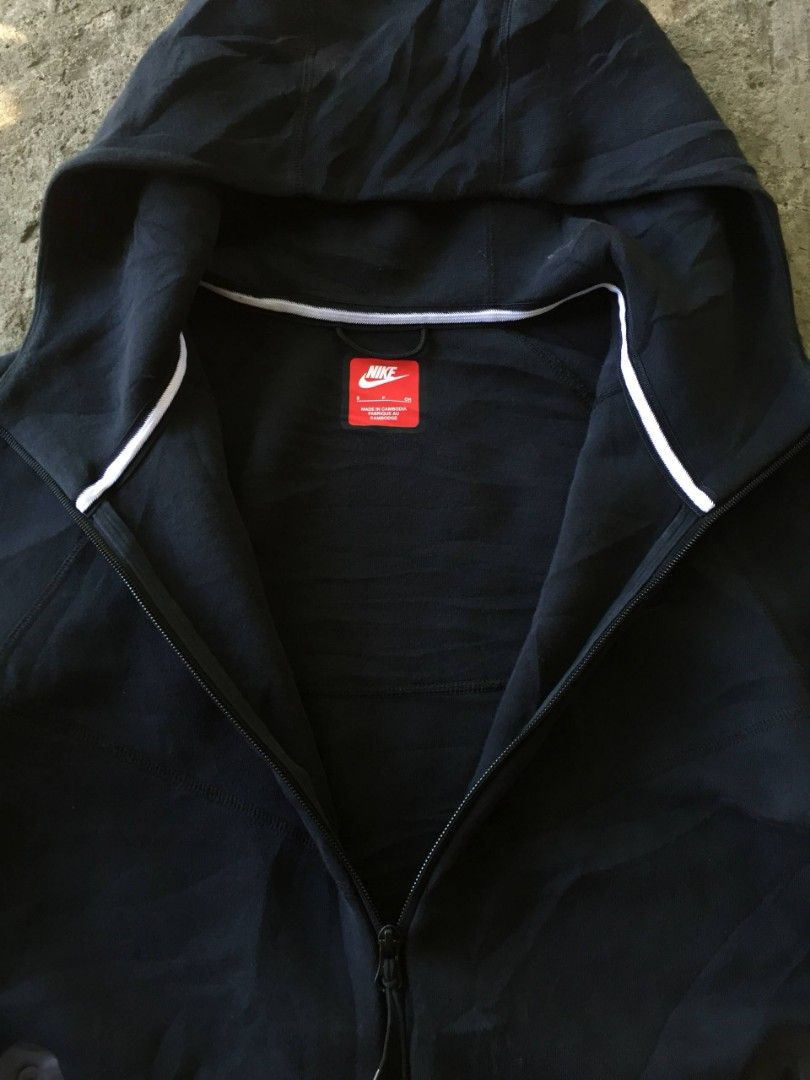 Nike Tech Fleece (Category: Coats, Jackets and Outerwear) located in Calamba. Submitted by mysticcat-5ccee5 (Listing ID 1468598649, Image 2). Description: 📌Nike Tech Fleece Black Small Pang drip nyo Dimes📏 Length-26 Width-21 Excellent Condition 9.5/10 Cr 1 Pinhole only 💸999 Free Shipping 📌Calamba, Laguna.