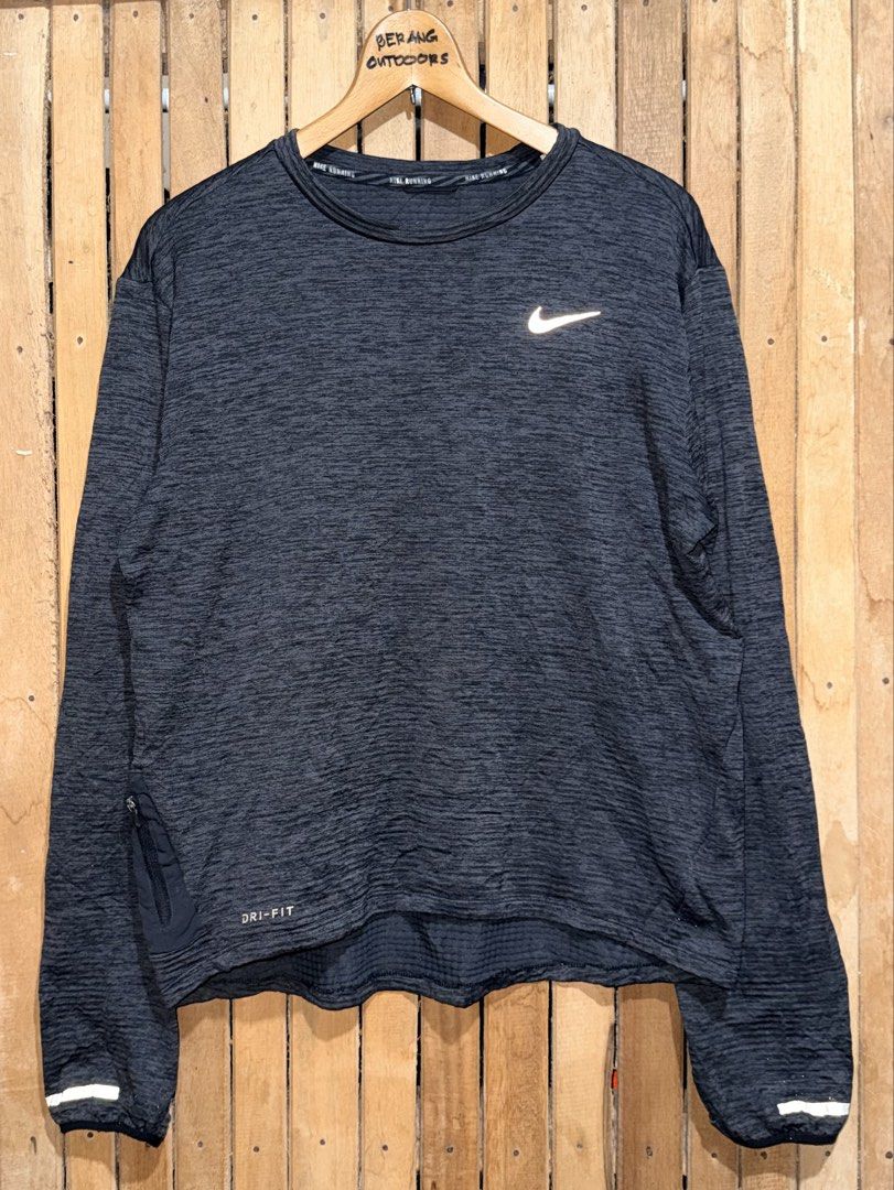 Nike Therma-Sphere Element Long Sleeve Runing Top Men’s (Category: Activewear) located in Maramag. Submitted by ghab82885 (Listing ID 1468586329, Image 2). Description: Nike Therma-Sphere Element Long Sleeve Runing Top Men’s Excellent condition May mga fade sa reflectors Size Large W21” x L23.5-25.5”.