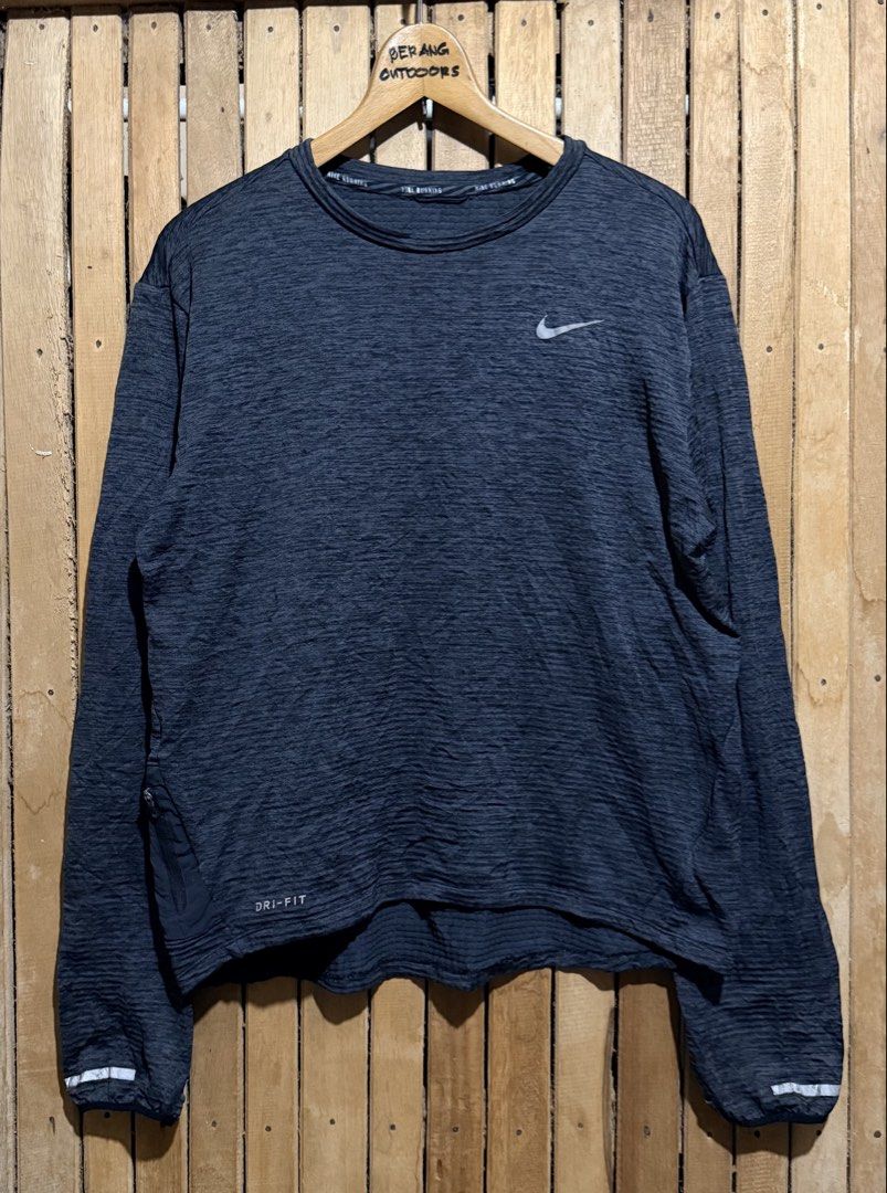 Nike Therma-Sphere Element Long Sleeve Runing Top Men’s (Category: Activewear) located in Maramag. Submitted by ghab82885 (Listing ID 1468586329, Image 1). Description: Nike Therma-Sphere Element Long Sleeve Runing Top Men’s Excellent condition May mga fade sa reflectors Size Large W21” x L23.5-25.5”.