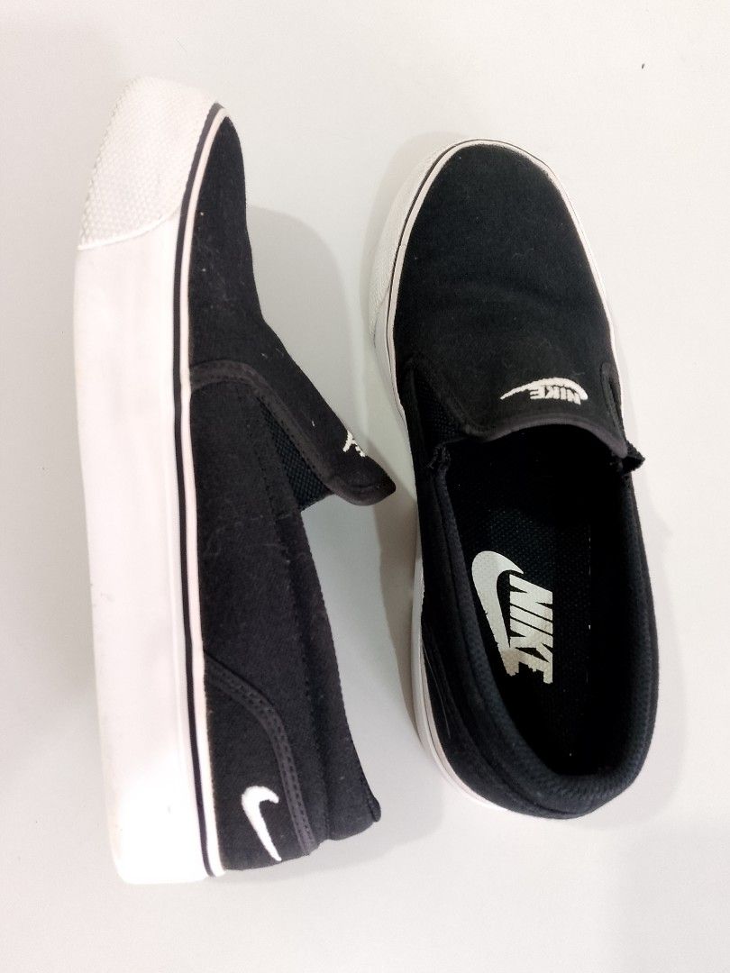 Nike toki slip- on canvas (Category: Sneakers) located in San Pedro. Submitted by powmarzan047210 (Listing ID 1468507557, Image 3). Description: Nike toki slip-on canvas size us 6.5 to 7 cm23.5 price 800 issue : right shoe size tag came off good condition no heeldrag pick up location san Pedro laguna.