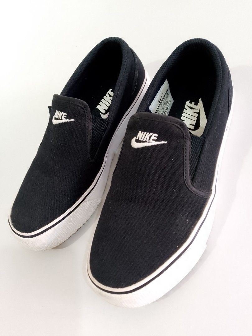 Nike toki slip- on canvas (Category: Sneakers) located in San Pedro. Submitted by powmarzan047210 (Listing ID 1468507557, Image 1). Description: Nike toki slip-on canvas size us 6.5 to 7 cm23.5 price 800 issue : right shoe size tag came off good condition no heeldrag pick up location san Pedro laguna.
