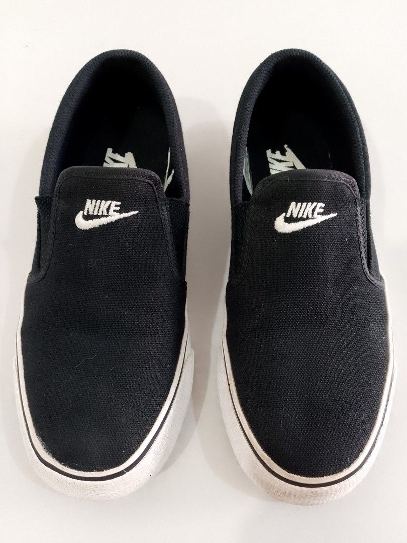 Nike toki slip- on canvas (Category: Sneakers) located in San Pedro. Submitted by powmarzan047210 (Listing ID 1468507557, Image 2). Description: Nike toki slip-on canvas size us 6.5 to 7 cm23.5 price 800 issue : right shoe size tag came off good condition no heeldrag pick up location san Pedro laguna.