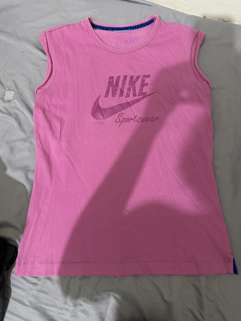 Nike Vintage Top (Category: Shirts) located in Pasay City. Submitted by kamilush (Listing ID 1468600313, Image 1). Description: S-Semi M.
