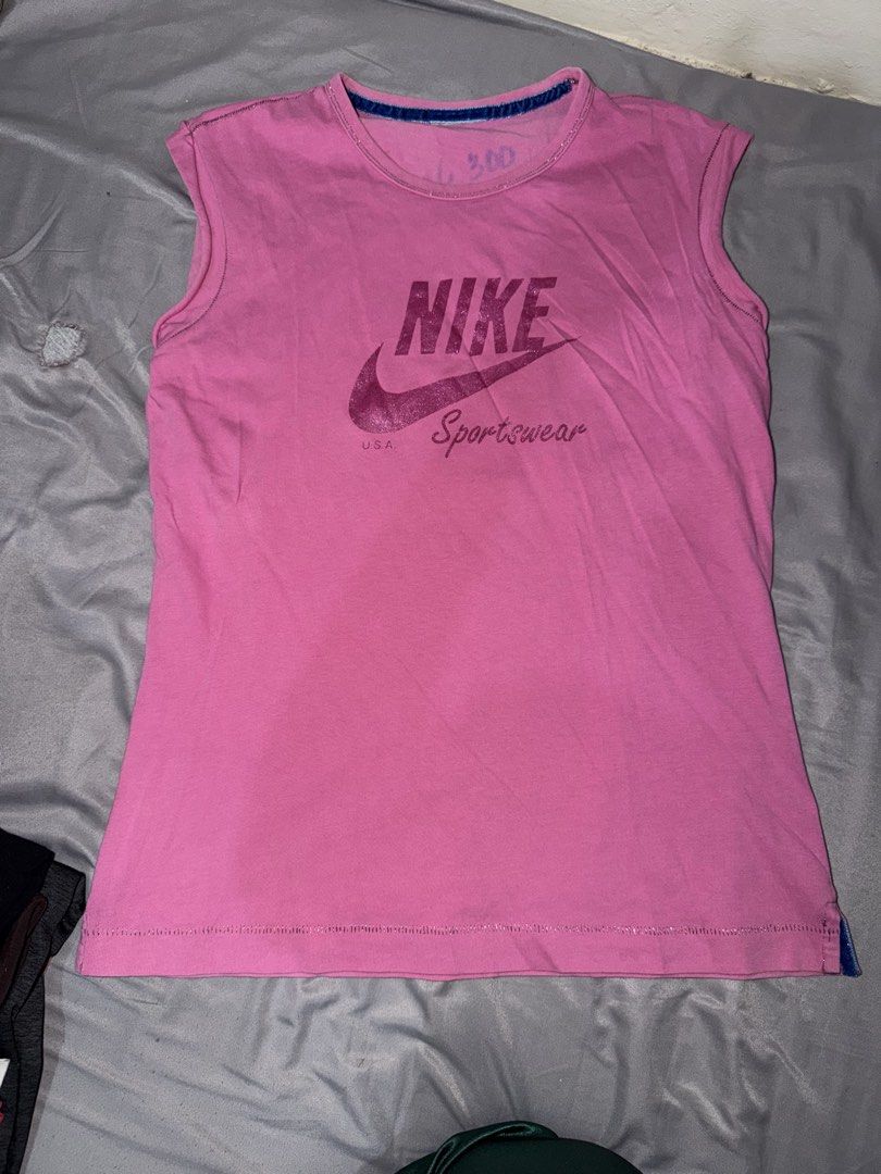 Nike Vintage Top (Category: Shirts) located in Pasay City. Submitted by kamilush (Listing ID 1468600313, Image 2). Description: S-Semi M.
