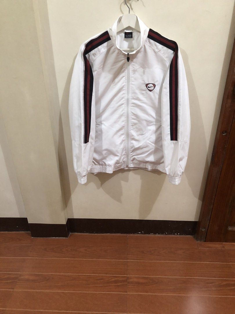 Nike Vintage Windbreaker Jacket (Category: Coats, Jackets and Outerwear) located in Oas. Submitted by alithrifthunter (Listing ID 1468593947, Image 2). Description: .