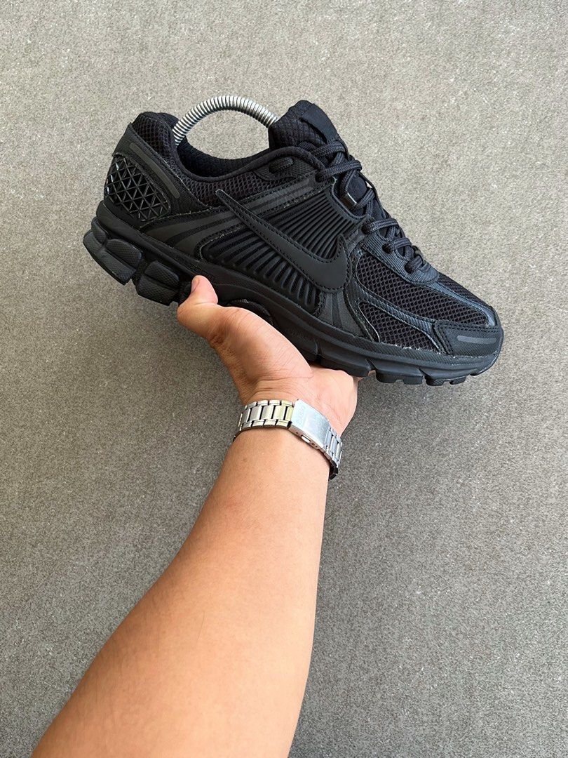 NIKE VOMERO 5 ANTHRACITE BLACK (Category: Casual Shoes) located in Butuan. Submitted by jacobfrost (Listing ID 1468644793, Image 2). Description: 8.5 us mens 42 eur 26.5 cm Almost no issue Thrifted pair.