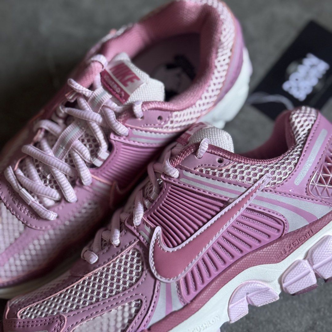 Nike Vomero 5 ‘Elemental Pink’ (Category: Sneakers) located in Cavite. Submitted by gieveyandearcledera (Listing ID 1468511927, Image 2). Description: Nike Vomero 5 ‘Elemental Pink’ 🩷🌸 ☑️ Sizes available on-hand: Size 5w | 6.5w | 7w US ☑️ BELOW SRP! 💰₱6,000 only! (₱8,895 SRP) 🚚 Nationwide Shipping available! 💯 All items are brand new & authentic! DISCLAIMER: Down South is NOT affiliated or officially connected with any of the brands featured