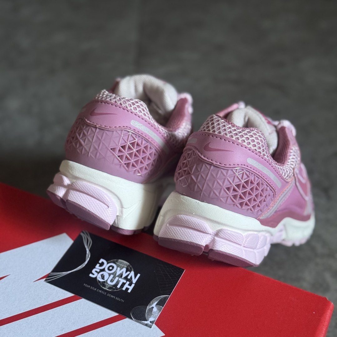 Nike Vomero 5 ‘Elemental Pink’ (Category: Sneakers) located in Cavite. Submitted by gieveyandearcledera (Listing ID 1468511927, Image 3). Description: Nike Vomero 5 ‘Elemental Pink’ 🩷🌸 ☑️ Sizes available on-hand: Size 5w | 6.5w | 7w US ☑️ BELOW SRP! 💰₱6,000 only! (₱8,895 SRP) 🚚 Nationwide Shipping available! 💯 All items are brand new & authentic! DISCLAIMER: Down South is NOT affiliated or officially connected with any of the brands featured