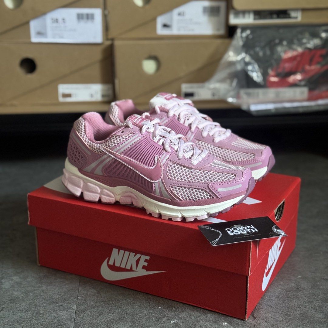 Nike Vomero 5 ‘Elemental Pink’ (Category: Sneakers) located in Cavite. Submitted by gieveyandearcledera (Listing ID 1468511927, Image 1). Description: Nike Vomero 5 ‘Elemental Pink’ 🩷🌸 ☑️ Sizes available on-hand: Size 5w | 6.5w | 7w US ☑️ BELOW SRP! 💰₱6,000 only! (₱8,895 SRP) 🚚 Nationwide Shipping available! 💯 All items are brand new & authentic! DISCLAIMER: Down South is NOT affiliated or officially connected with any of the brands featured