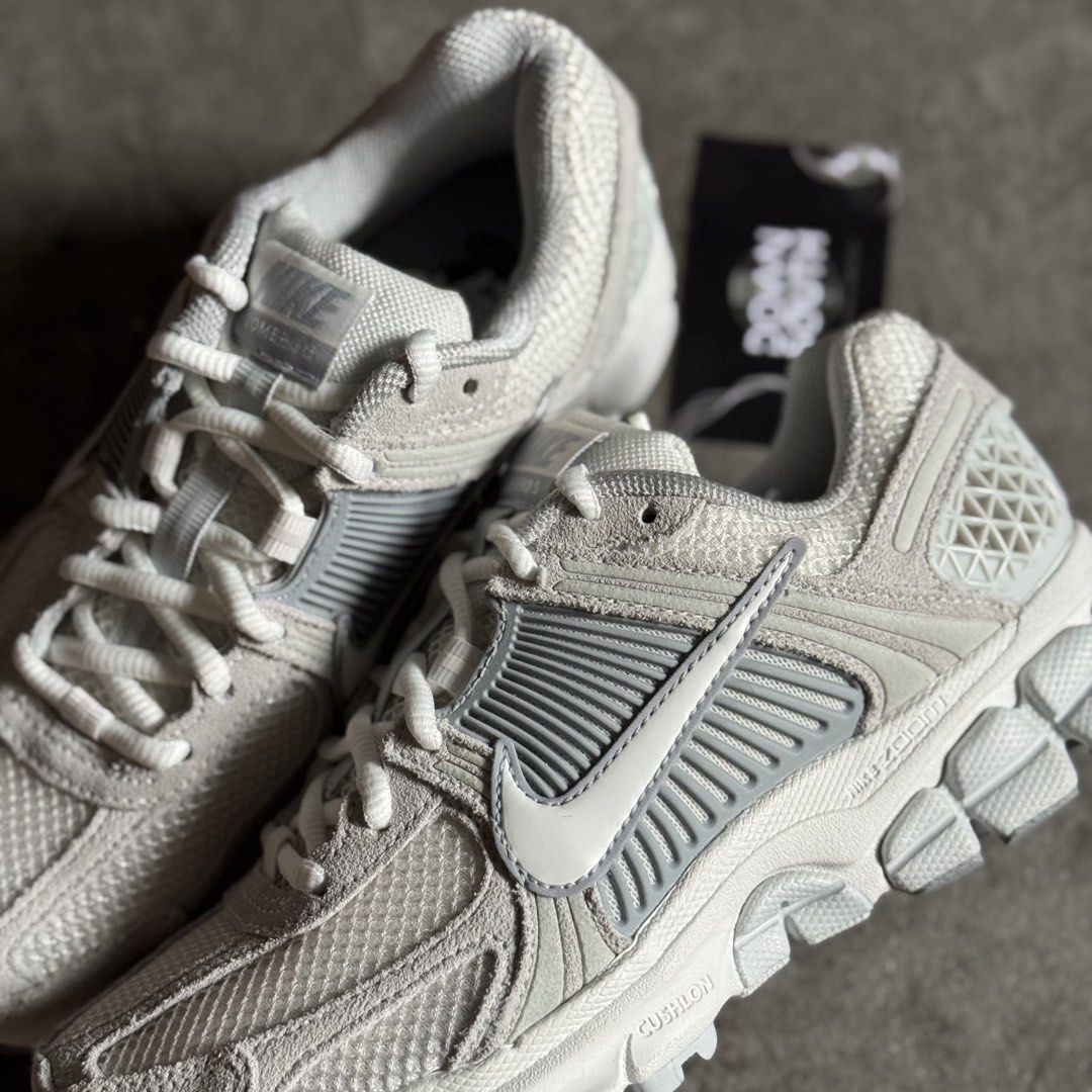 Nike Vomero 5 ‘Pure Platinum’ (Category: Sneakers) located in Cavite. Submitted by gieveyandearcledera (Listing ID 1468513014, Image 2). Description: Nike Vomero 5 ‘Pure Platinum’ 🩶✨ ☑️ Sizes available on-hand: Size 5w | 5.5w | 6w | 6.5w US ☑️ BELOW SRP! 💰₱6,000 only! (₱8,895 SRP) 🚚 Nationwide Shipping available! 💯 All items are brand new & authentic! 📍Imus City, Cavite DISCLAIMER: Down South is NOT affiliated or officially connected with an