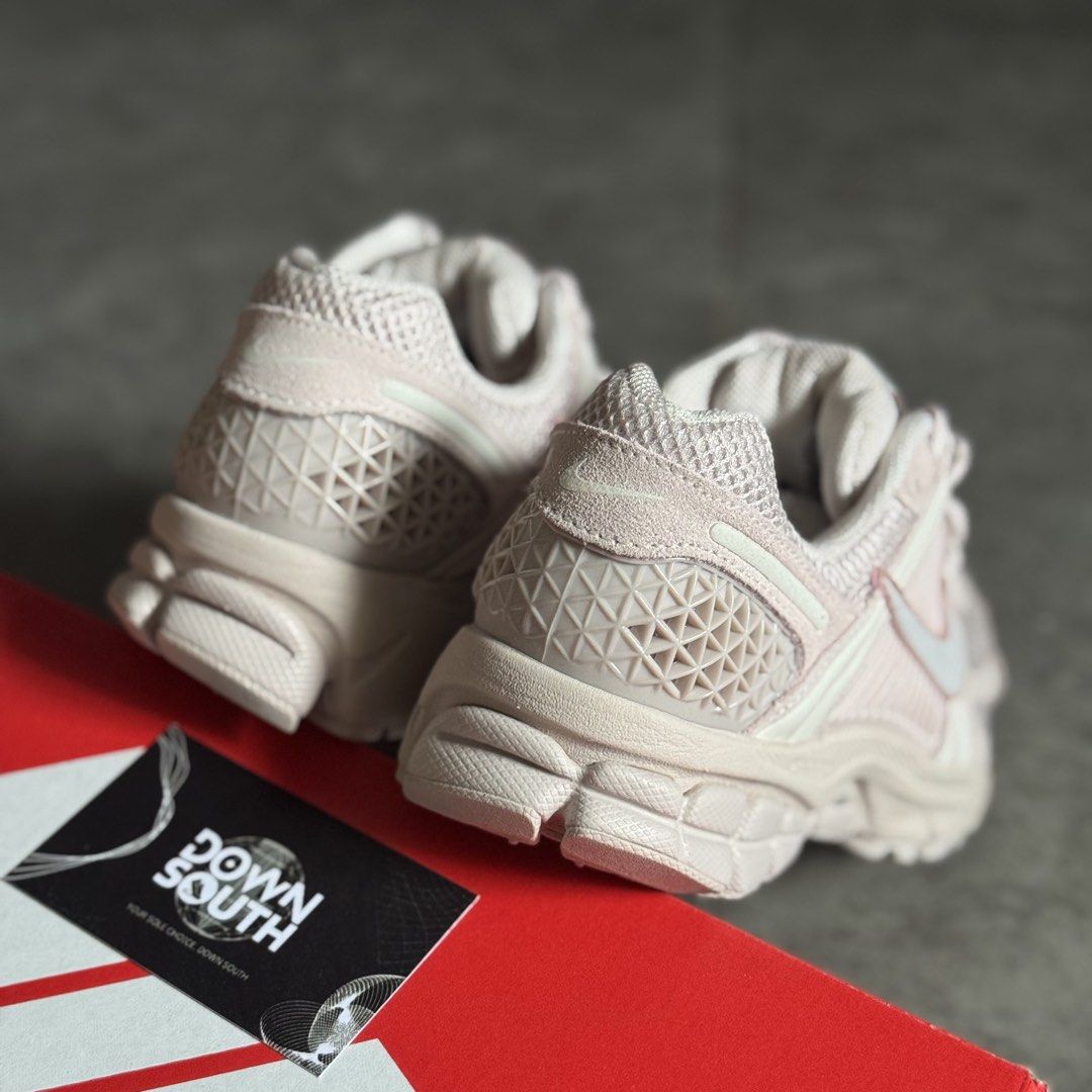 Nike Vomero 5 ‘Silt Red’ (Category: Sneakers) located in Cavite. Submitted by gieveyandearcledera (Listing ID 1468512755, Image 3). Description: Nike Vomero 5 ‘Silt Red’ 🩷🌷 ☑️ Sizes available on-hand: Size 5.5w | 6w | 6.5w US ☑️ BELOW SRP! 💰₱6,000 only! (₱8,895 SRP) 🚚 Nationwide Shipping available! 💯 All items are brand new & authentic! 📍Imus City, Cavite DISCLAIMER: Down South is NOT affiliated or officially connected with any of the brand
