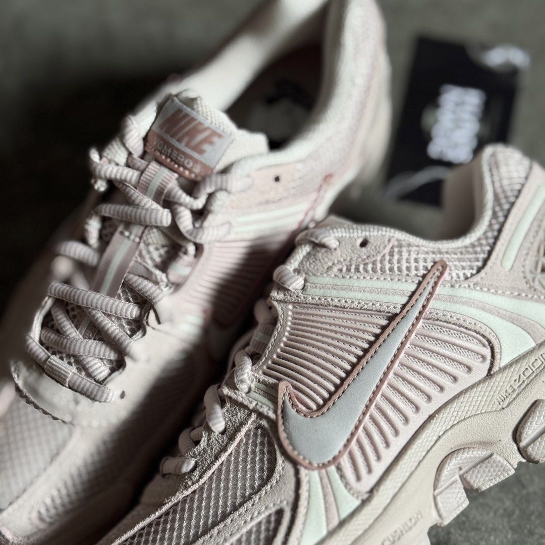 Nike Vomero 5 ‘Silt Red’ (Category: Sneakers) located in Cavite. Submitted by gieveyandearcledera (Listing ID 1468512755, Image 2). Description: Nike Vomero 5 ‘Silt Red’ 🩷🌷 ☑️ Sizes available on-hand: Size 5.5w | 6w | 6.5w US ☑️ BELOW SRP! 💰₱6,000 only! (₱8,895 SRP) 🚚 Nationwide Shipping available! 💯 All items are brand new & authentic! 📍Imus City, Cavite DISCLAIMER: Down South is NOT affiliated or officially connected with any of the brand