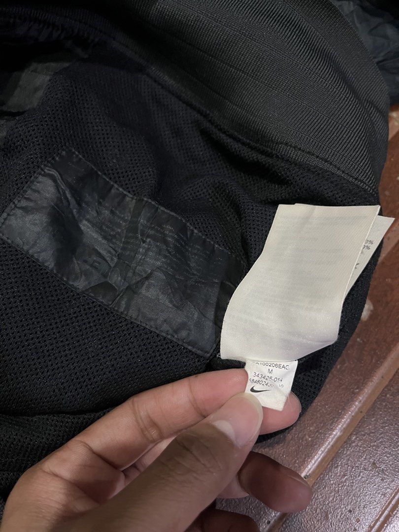 Nike Windrunner (Category: Coats, Jackets and Outerwear) located in Davao. Submitted by daveespino81318 (Listing ID 1468616775, Image 3). Description: Issue nya is repaired stitch sa stitch and pinholes W21.5 L26.