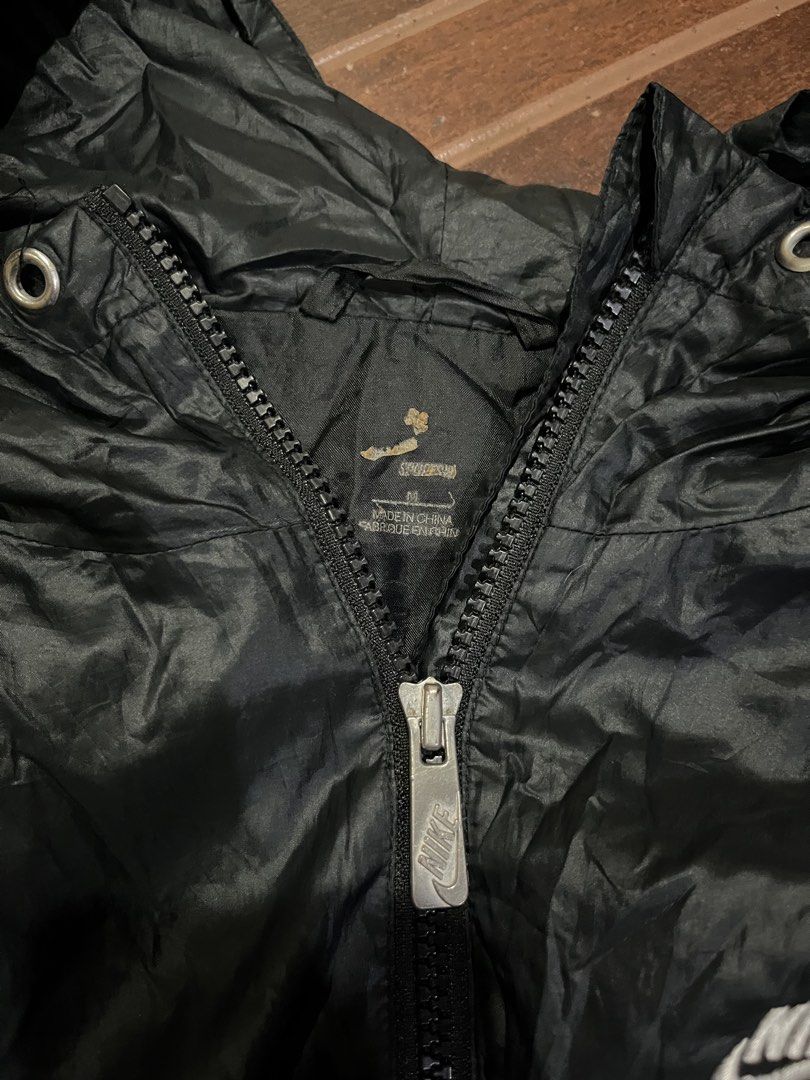 Nike Windrunner (Category: Coats, Jackets and Outerwear) located in Davao. Submitted by daveespino81318 (Listing ID 1468616775, Image 2). Description: Issue nya is repaired stitch sa stitch and pinholes W21.5 L26.